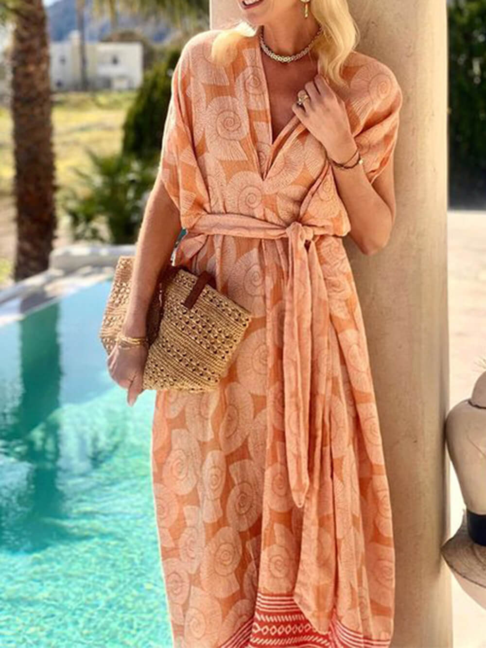 Modna, drukowana sukienka plażowa o średniej długości, bez rękawów, z dekoltem w kształcie litery V