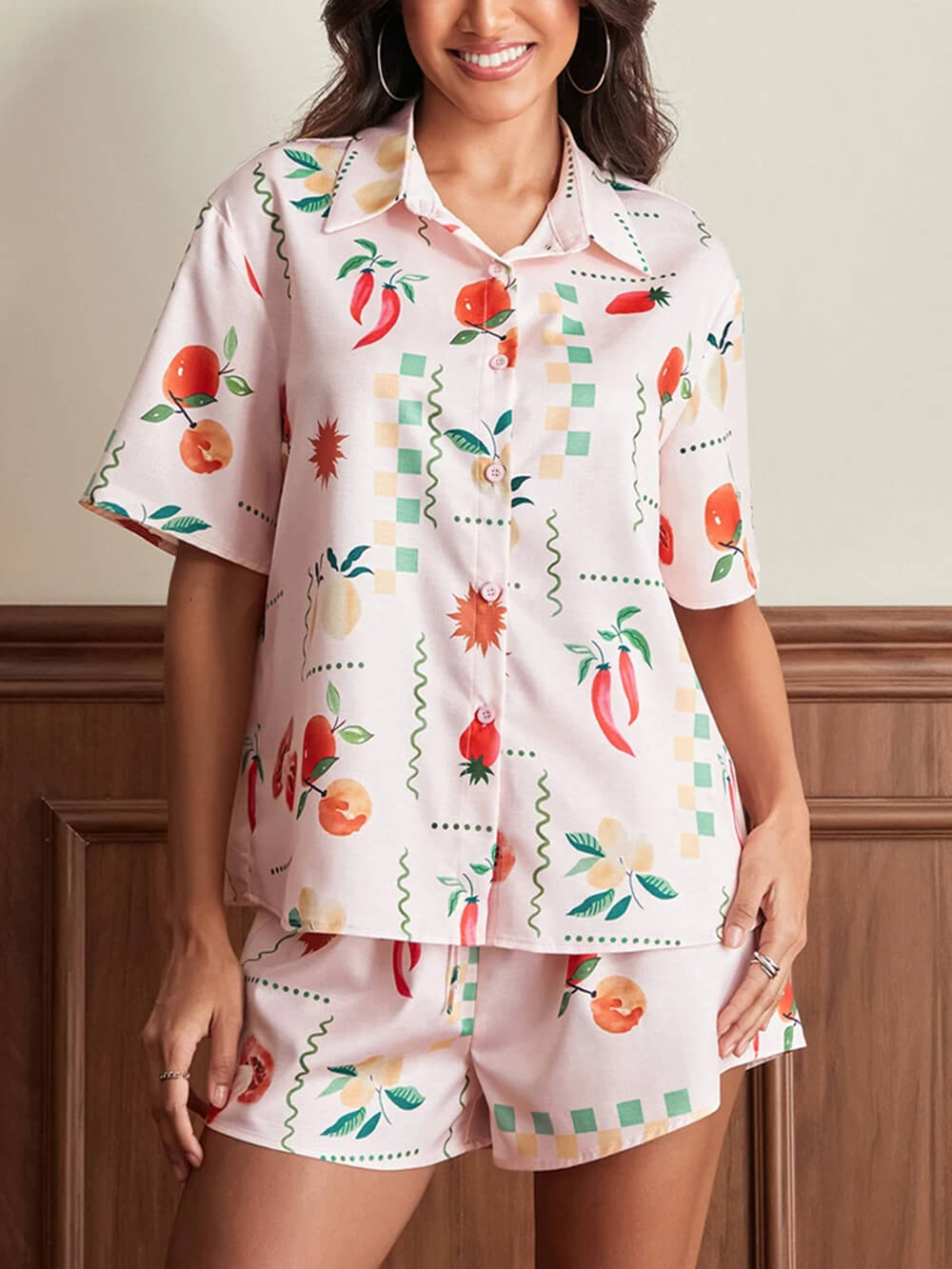 Löysä kukkakuvioinen pyjamasetti