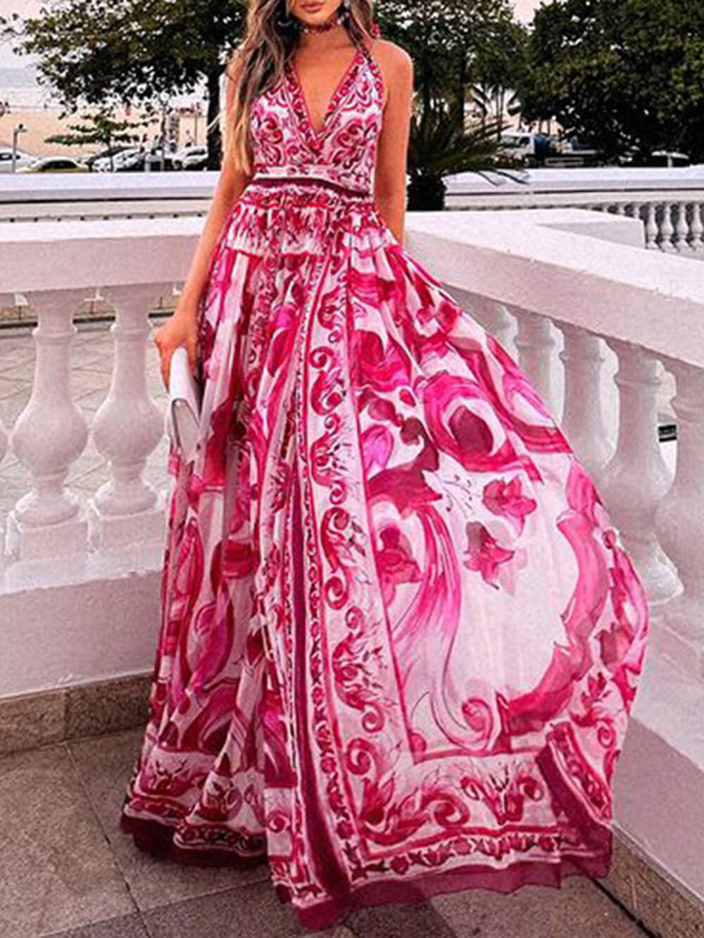 Modieuze maxi-jurk met halternek en rugloze print