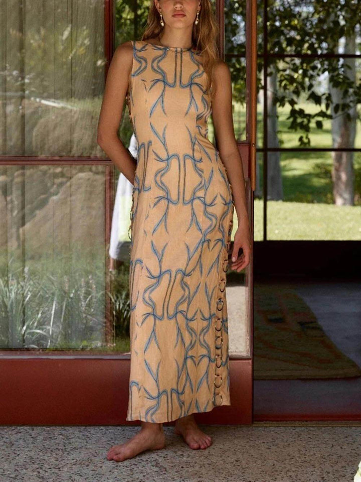 Ermeløs midi-kjole med signaturtrykt bøyle-utsmykket