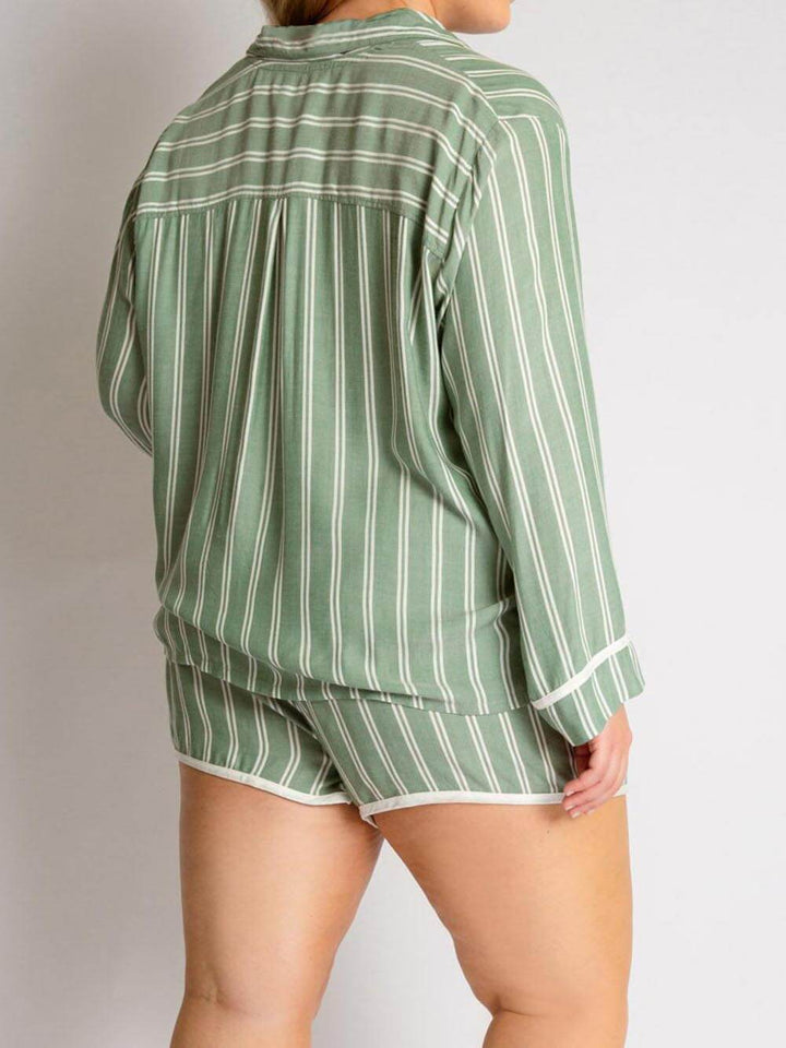 Conjunto de pijama com shorts listrados soltos e manga comprida