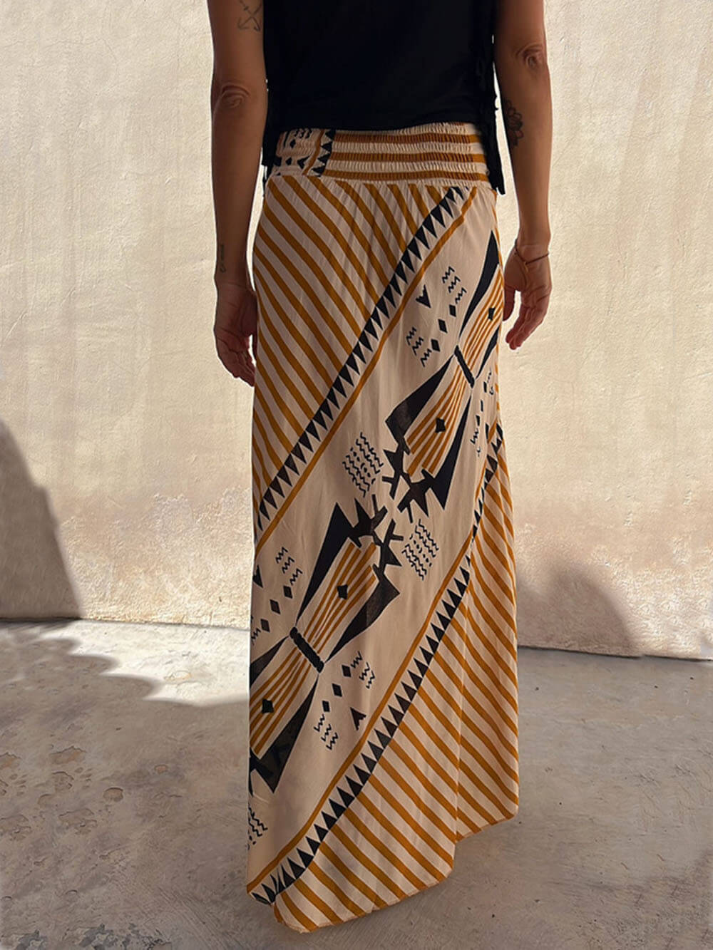 Maxi-nederdel med elastisk talje med geometrisk tryk