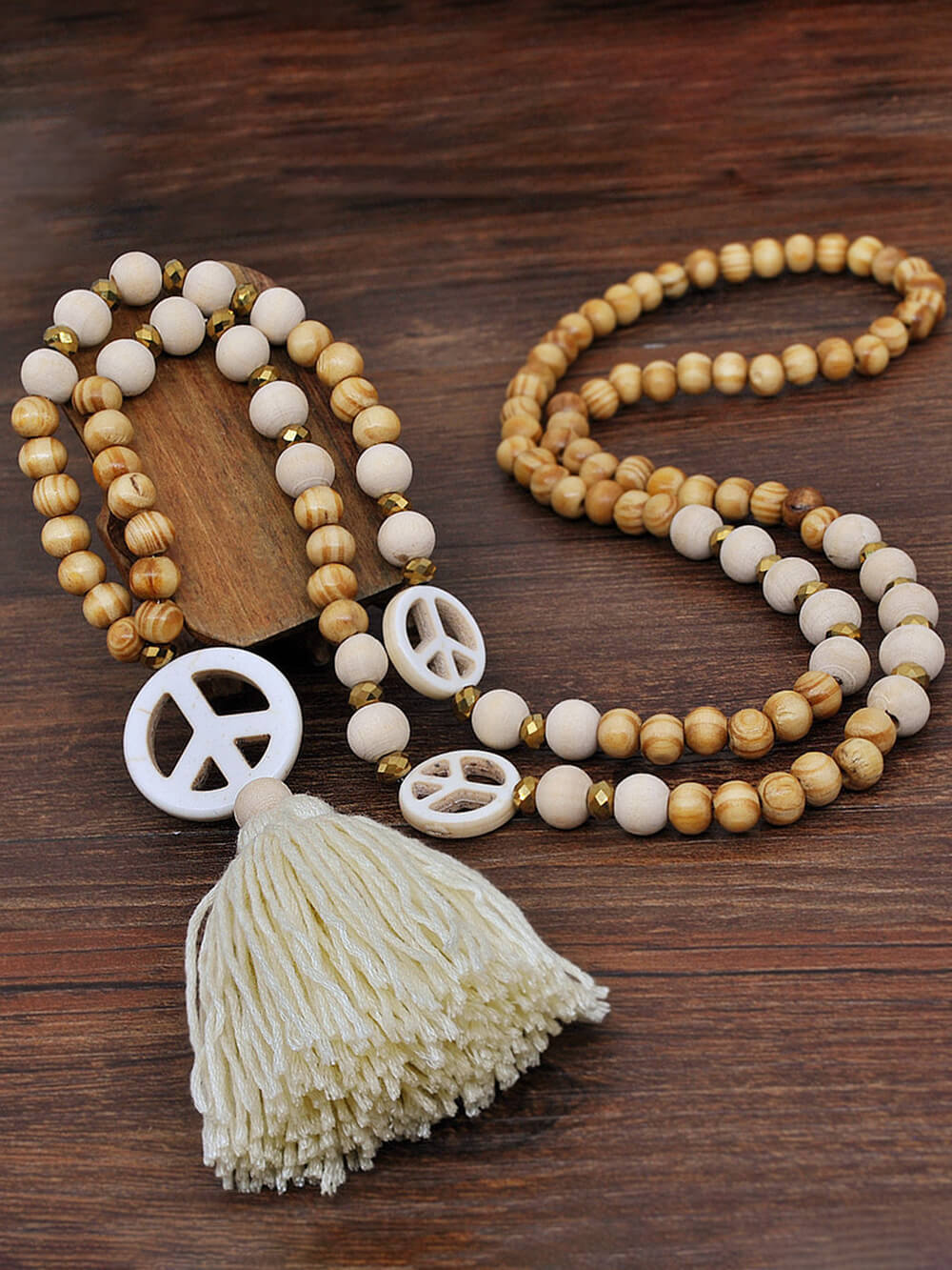 Collier long avec pendentif en perles de bois faites à la main et pendentif à breloque de paix