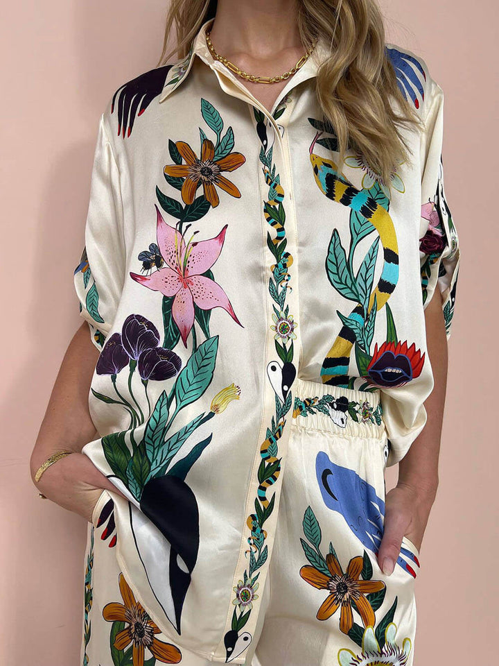Moderne, verfijnde, satijnen oversized blouse met unieke print en knoopsluiting