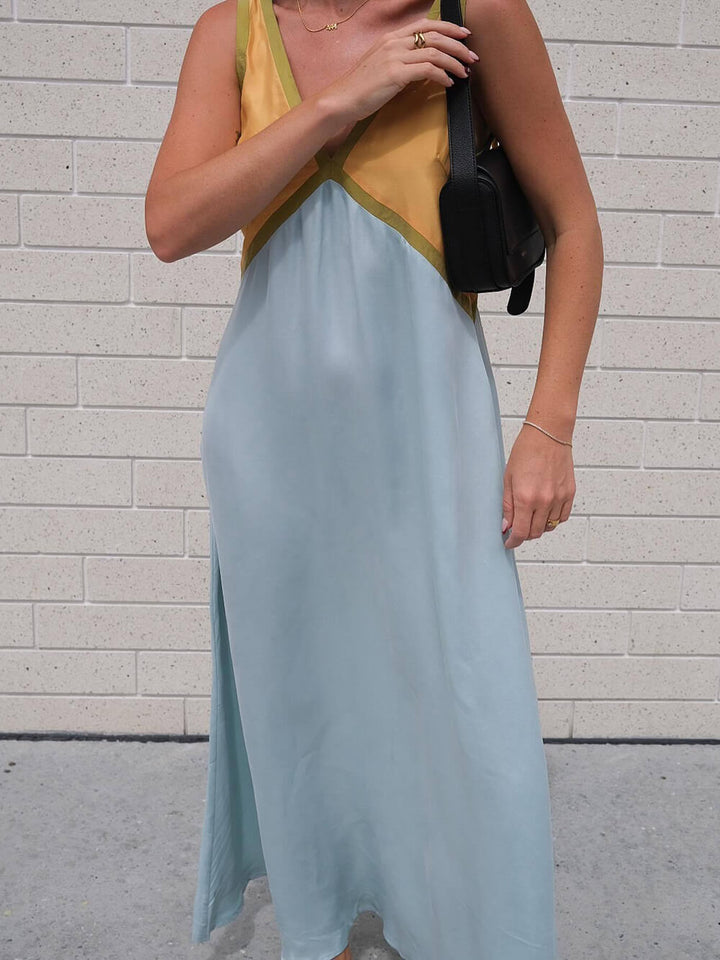 Schickes, kontrastfarbenes Kleid mit V-Ausschnitt und Spleißen