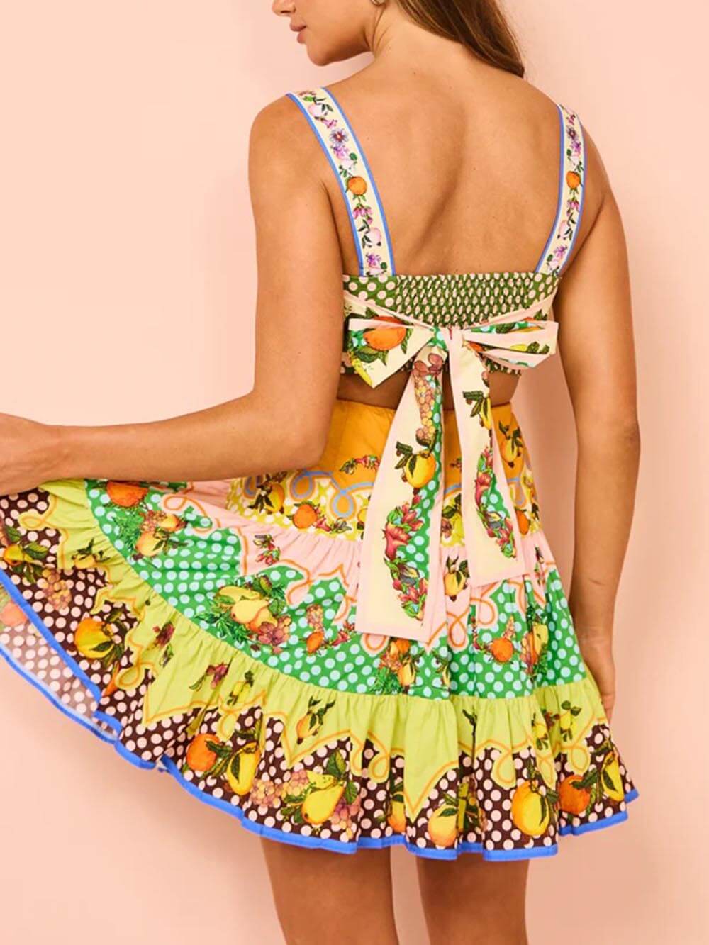 Letnia wielokolorowa cytrynowa sukienka mini z wyciętym brzegiem