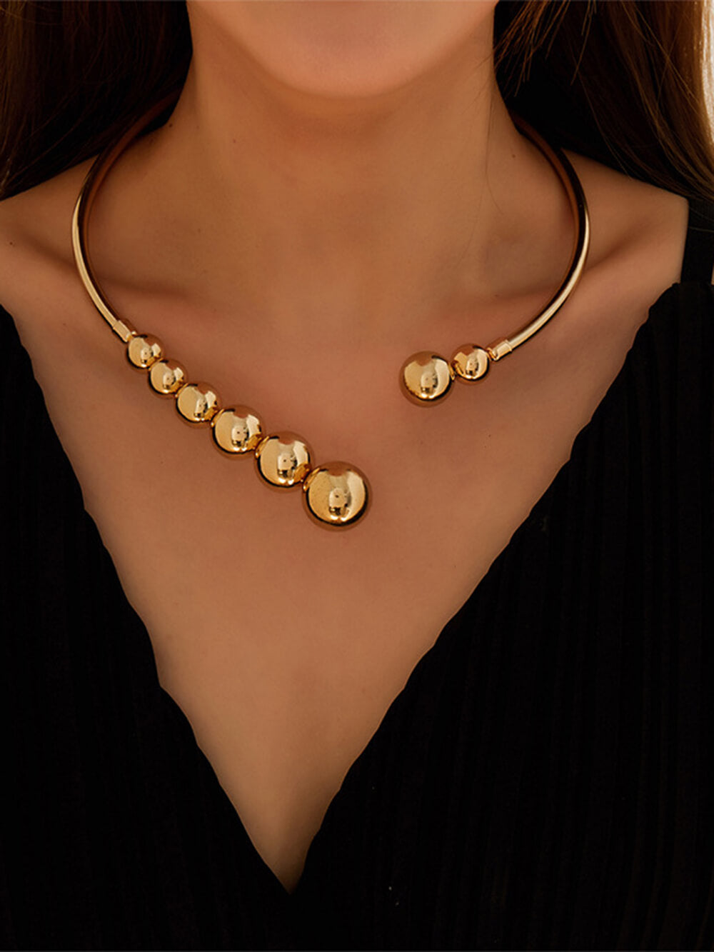 Nádherný náhrdelník s malými zlatými korálky a otevřeným řetízkem klíční kosti