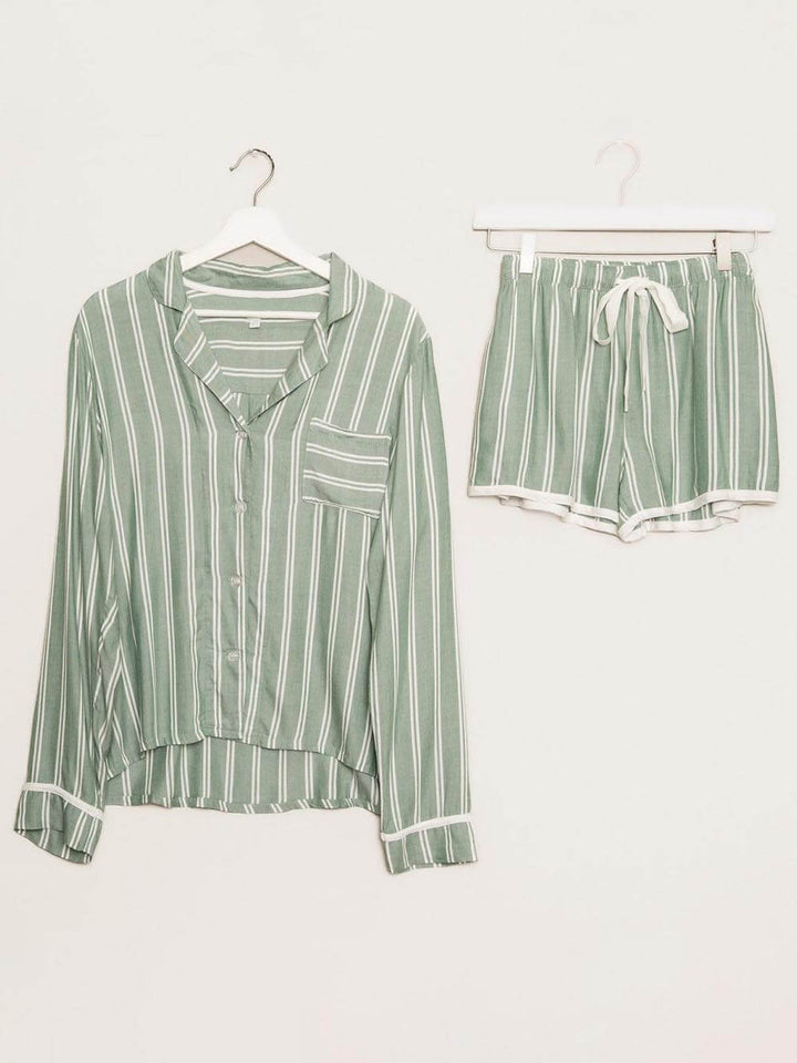 Conjunto de pijama com shorts listrados soltos e manga comprida