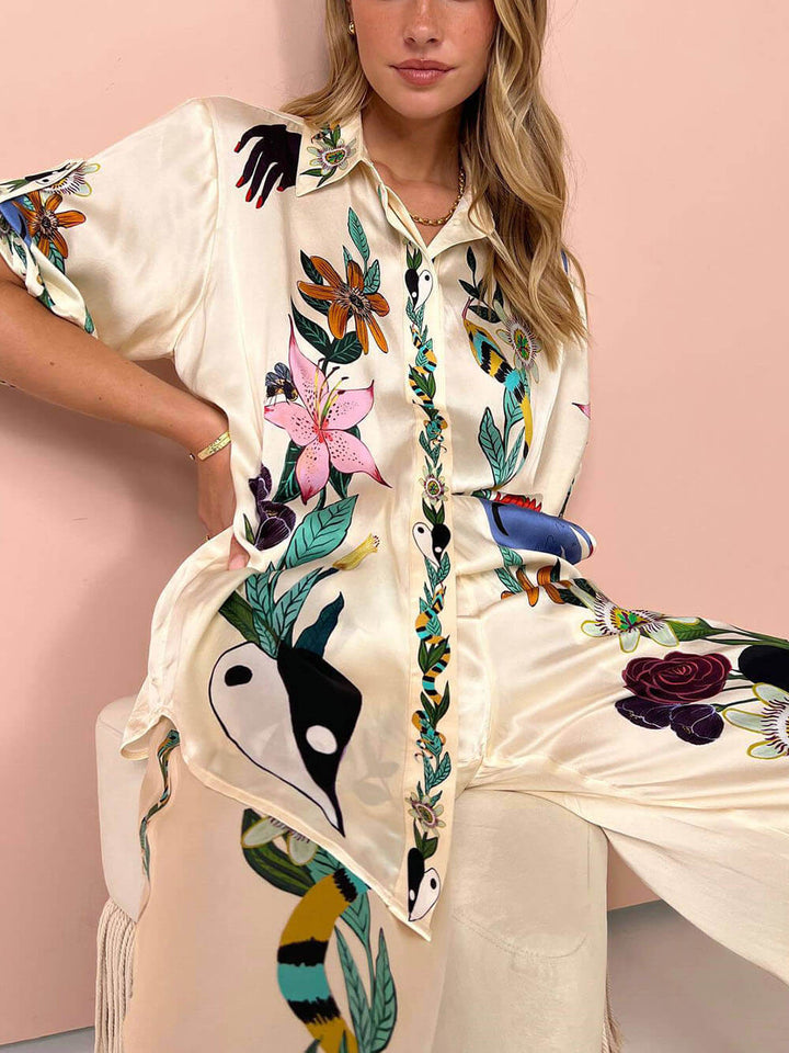 Moderne, verfijnde, satijnen oversized blouse met unieke print en knoopsluiting