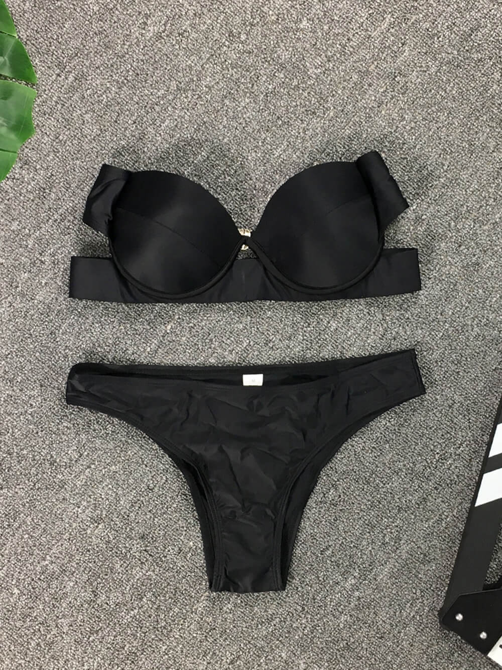 Czarne, mocno zapakowane bikini bez ramiączek