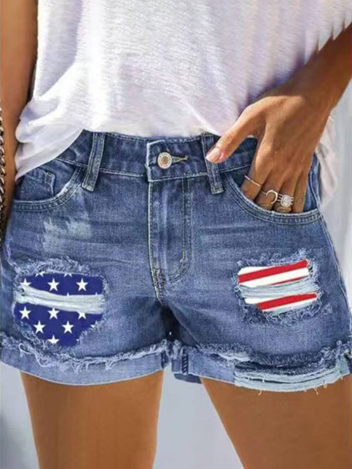 Pantaloncini di jeans dritti strappati con risvolto con bandiera