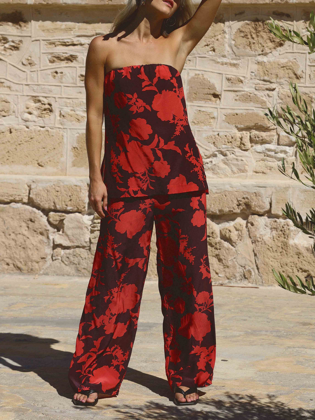 Exquisitos pantalones de pierna ancha sueltos con estampado de rosas vintage de satén