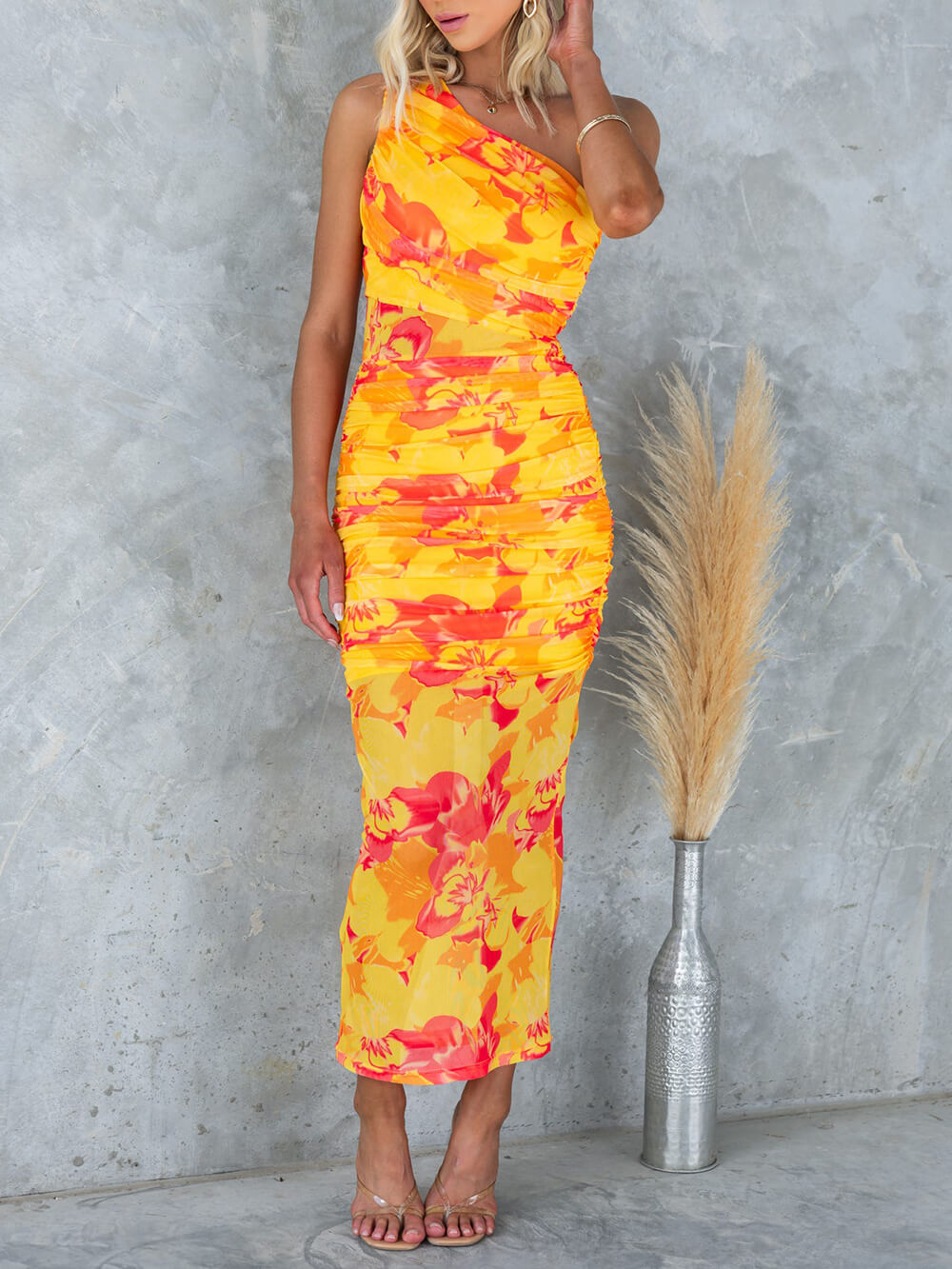 فستان ماكسي مطاطي بكتف واحد وطبقة شبكية مطبوعة