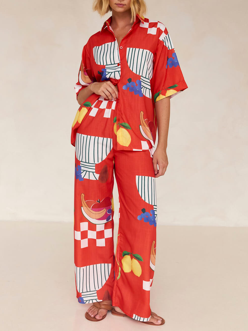 Unikalna, wakacyjna, luźna koszula z nadrukiem owoców i spodniami z szerokimi nogawkami