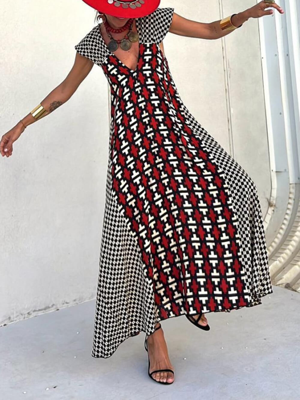 Sukienka maxi o linii A w unikalnym, etnicznym druku z falbankami