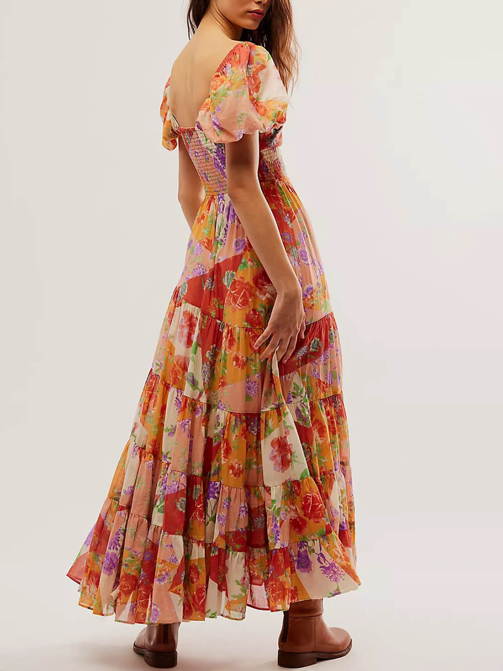 Mooie zongeplooide maxi-jurk met korte mouwen en bladerdeeg