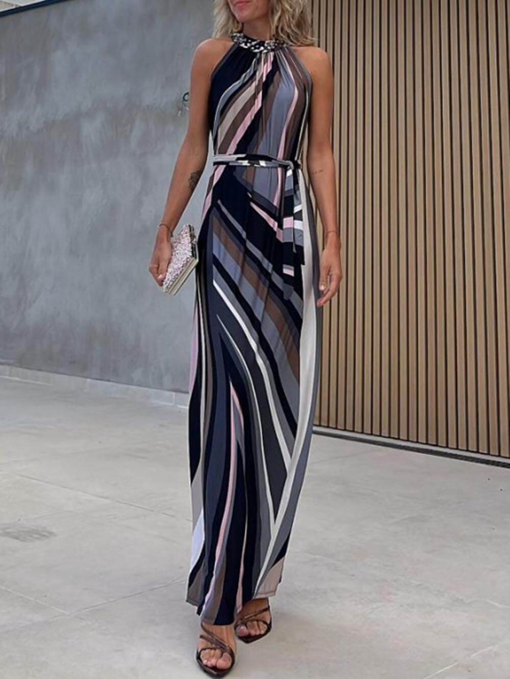 Ležérní volné šaty s proužkovaným gradientním potiskem s halterneckem