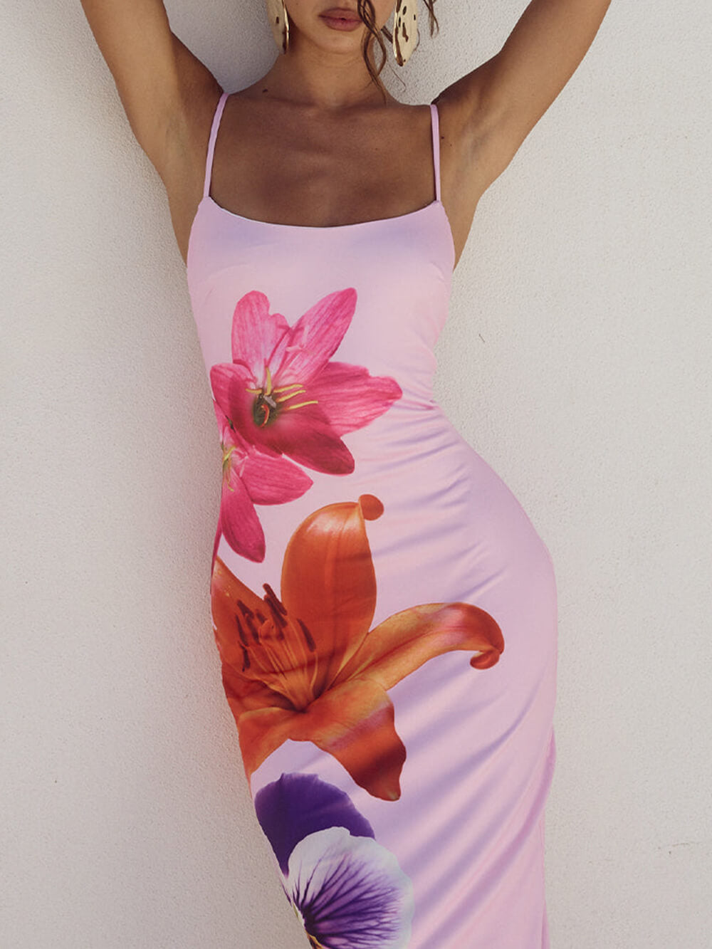 Wyjątkowa fioletowa sukienka midi z kwiatowym nadrukiem
