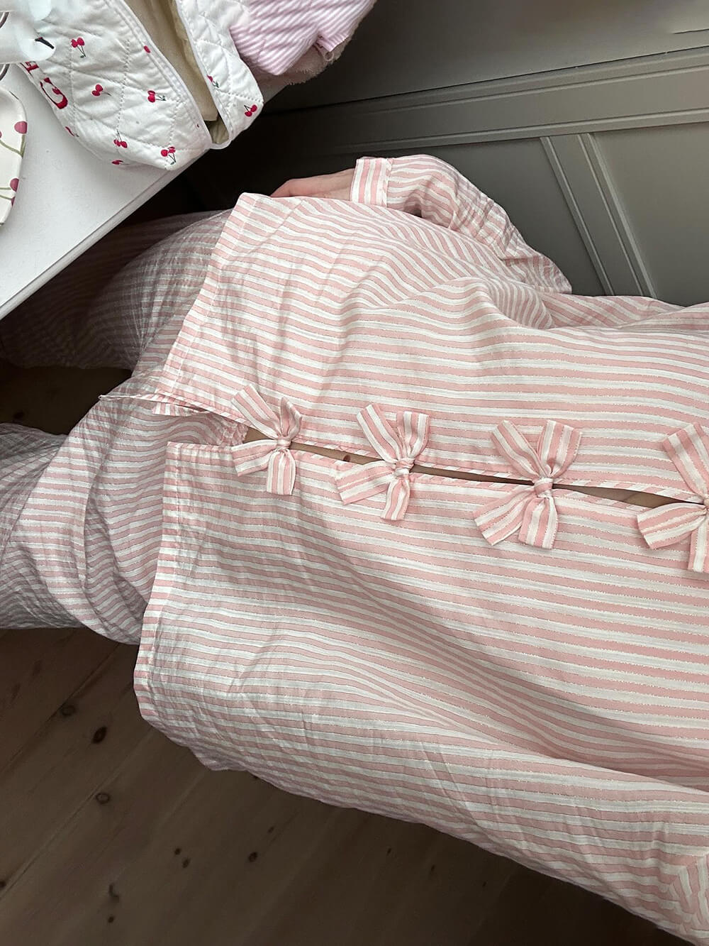 Loses Patchwork-Pyjama-Set mit pfirsichfarbenen Bändern und Schleifen