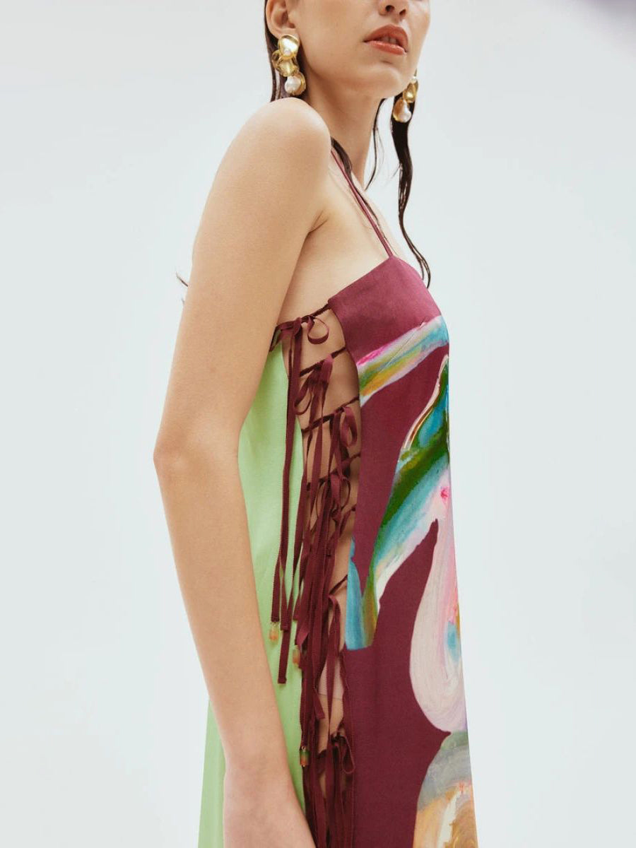 Wykwintna sukienka midi w kolorze graffiti, sznurowana z boku