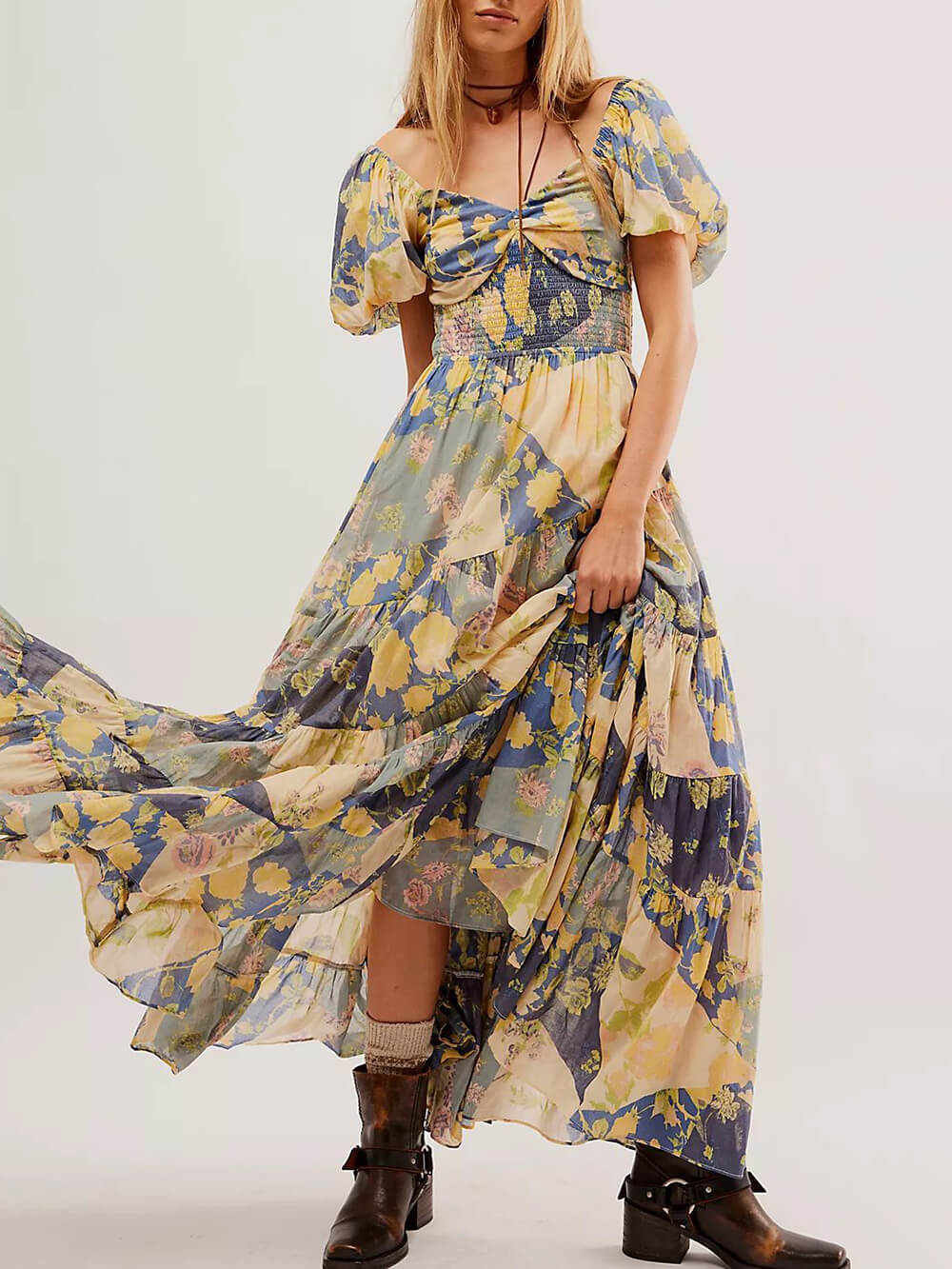 Piękna, plisowana, bufiasta sukienka maxi z krótkim rękawem i słońcem