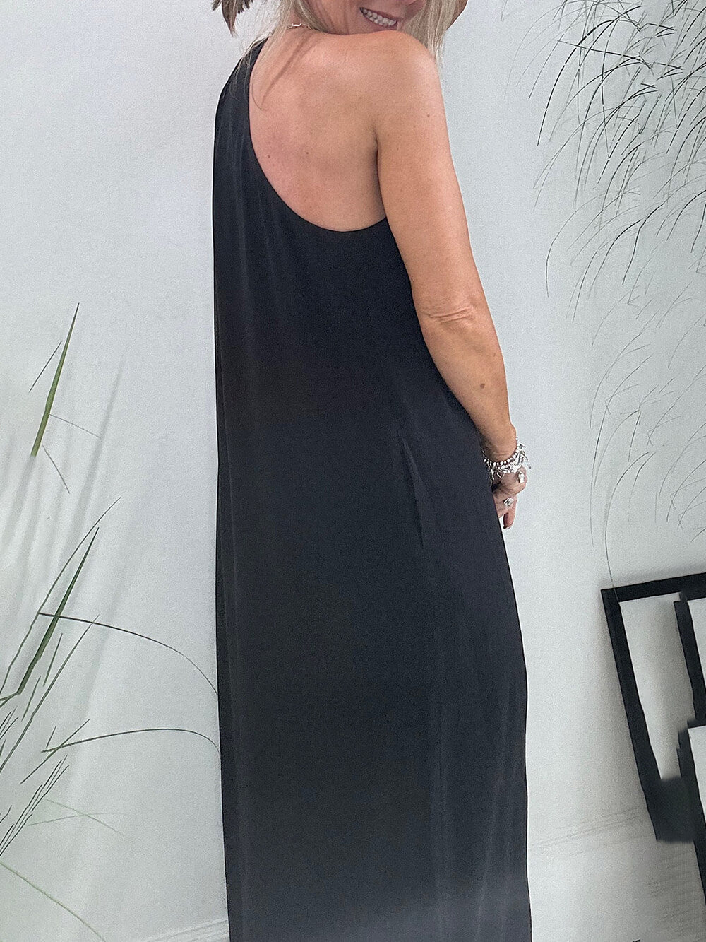 루즈한 원 숄더 슬리브 플리츠 포켓 드레스