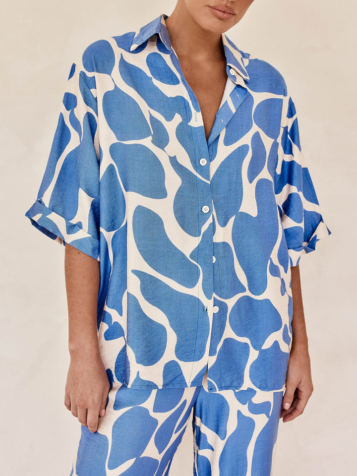 Los overhemd met gestreept patroon in blauw en wit bedrukt