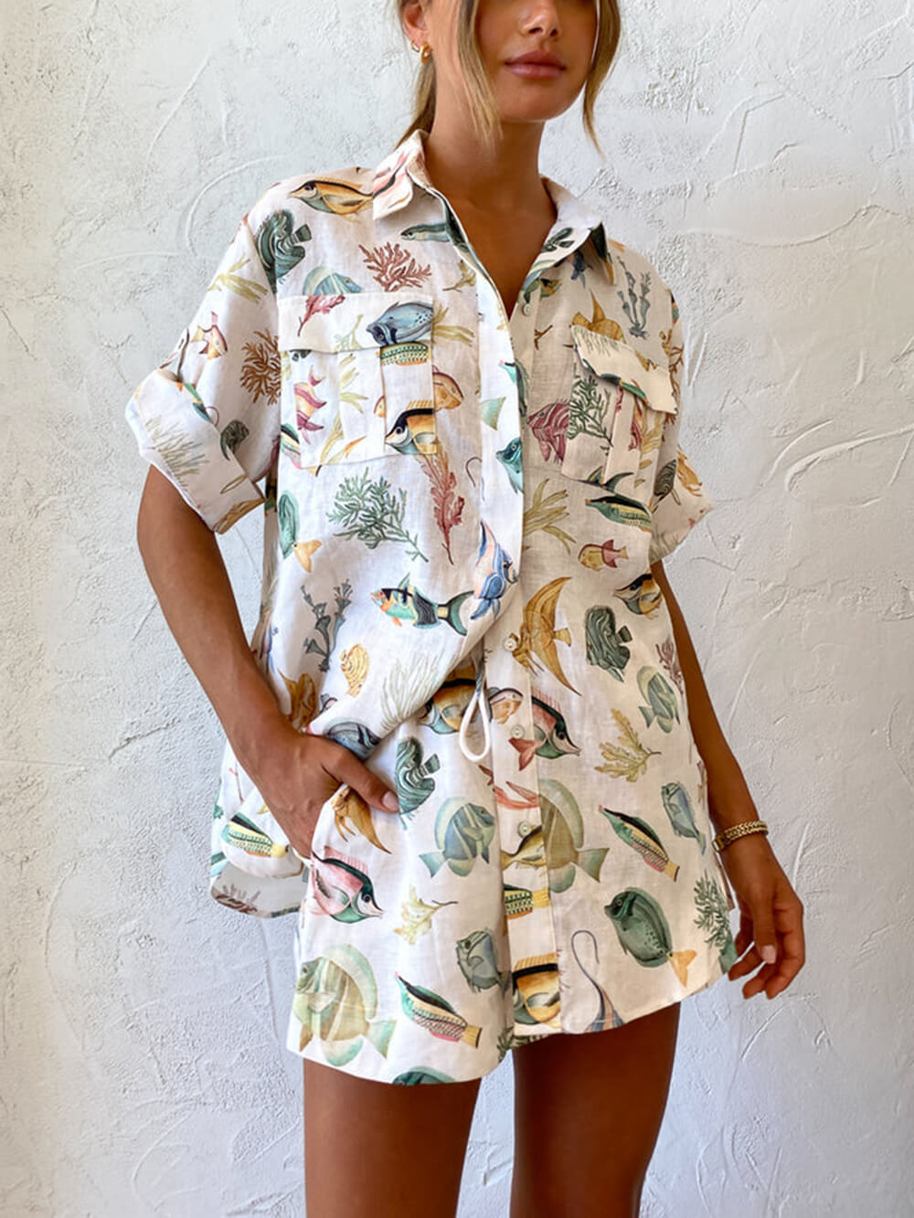 Conjunto de shorts tie-dye com camisa de manga curta personalizada com estampa de peixe para férias