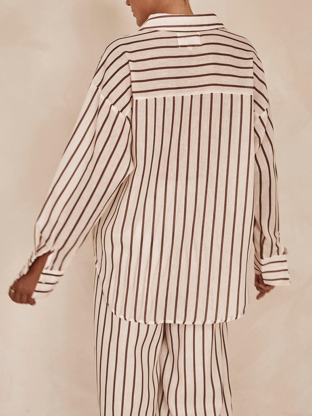 Løs uformelt stripete patchworkskjorte og buksedrakt med vidde ben