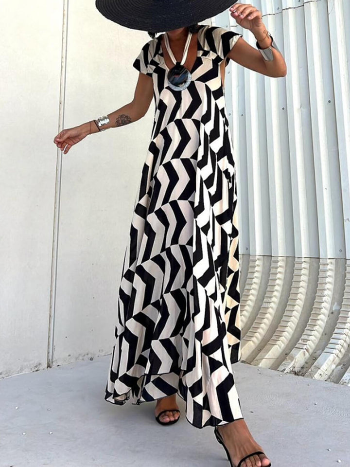 فستان ماكسي على شكل حرف A بأكمام مكشكشة وطبعة عرقية فريدة من نوعها