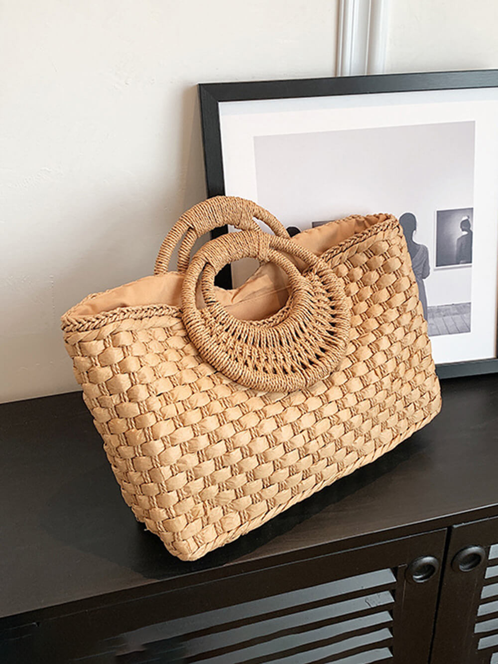 حقيبة عصرية مصنوعة يدويًا من القش لقضاء العطلات على الشاطئ