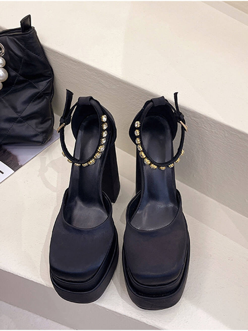 Dwuwarstwowe sandały na platformie z kryształkami i noskami