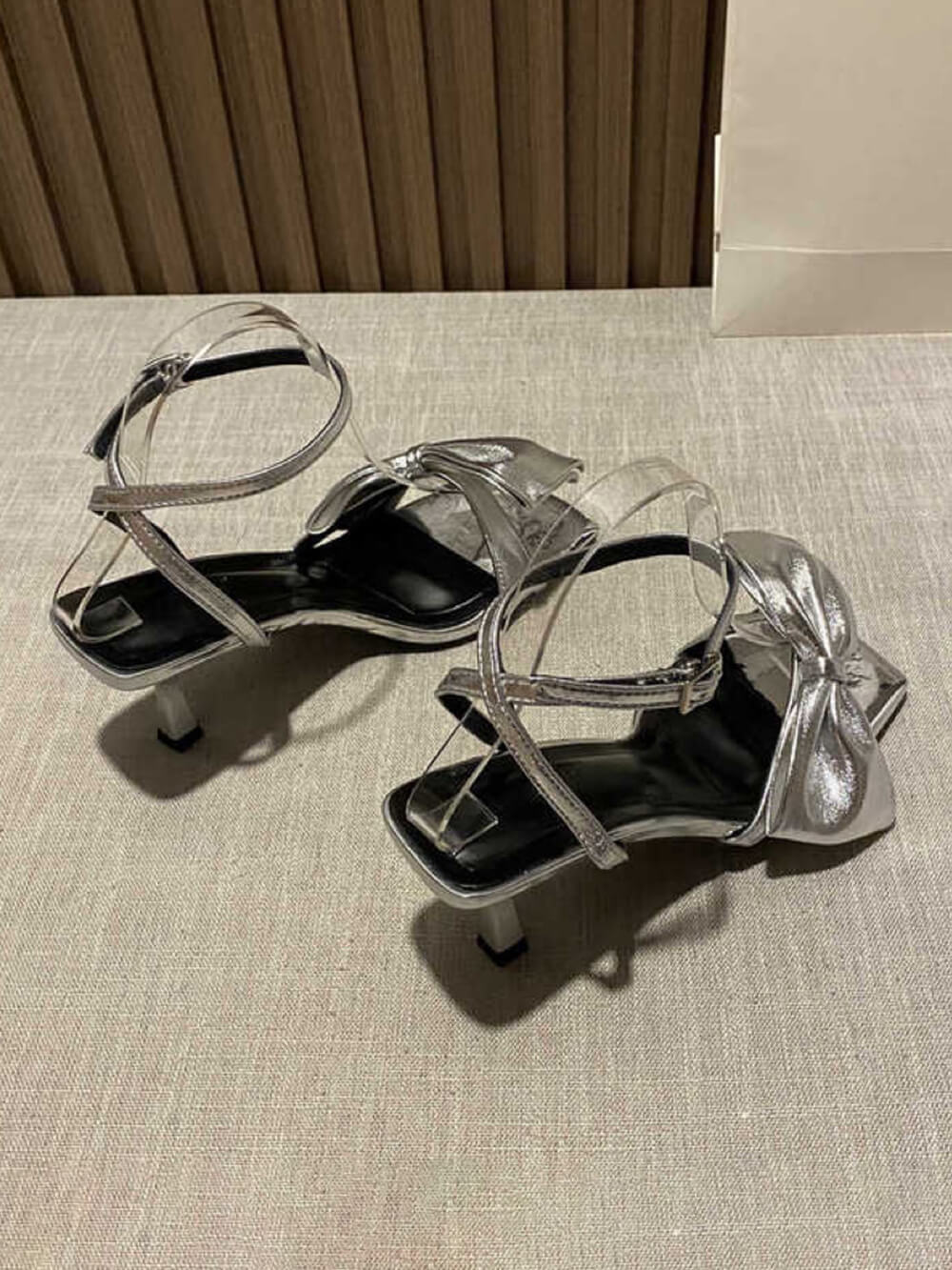 Sandály na robustním podpatku s mašlí