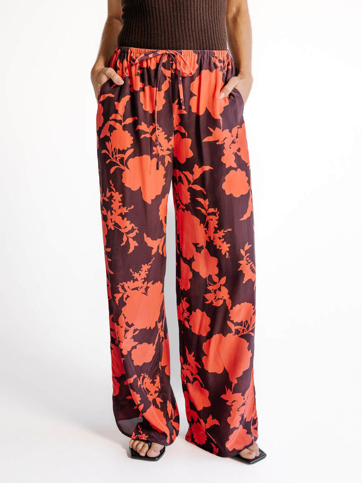 Exquisitos pantalones de pierna ancha sueltos con estampado de rosas vintage de satén