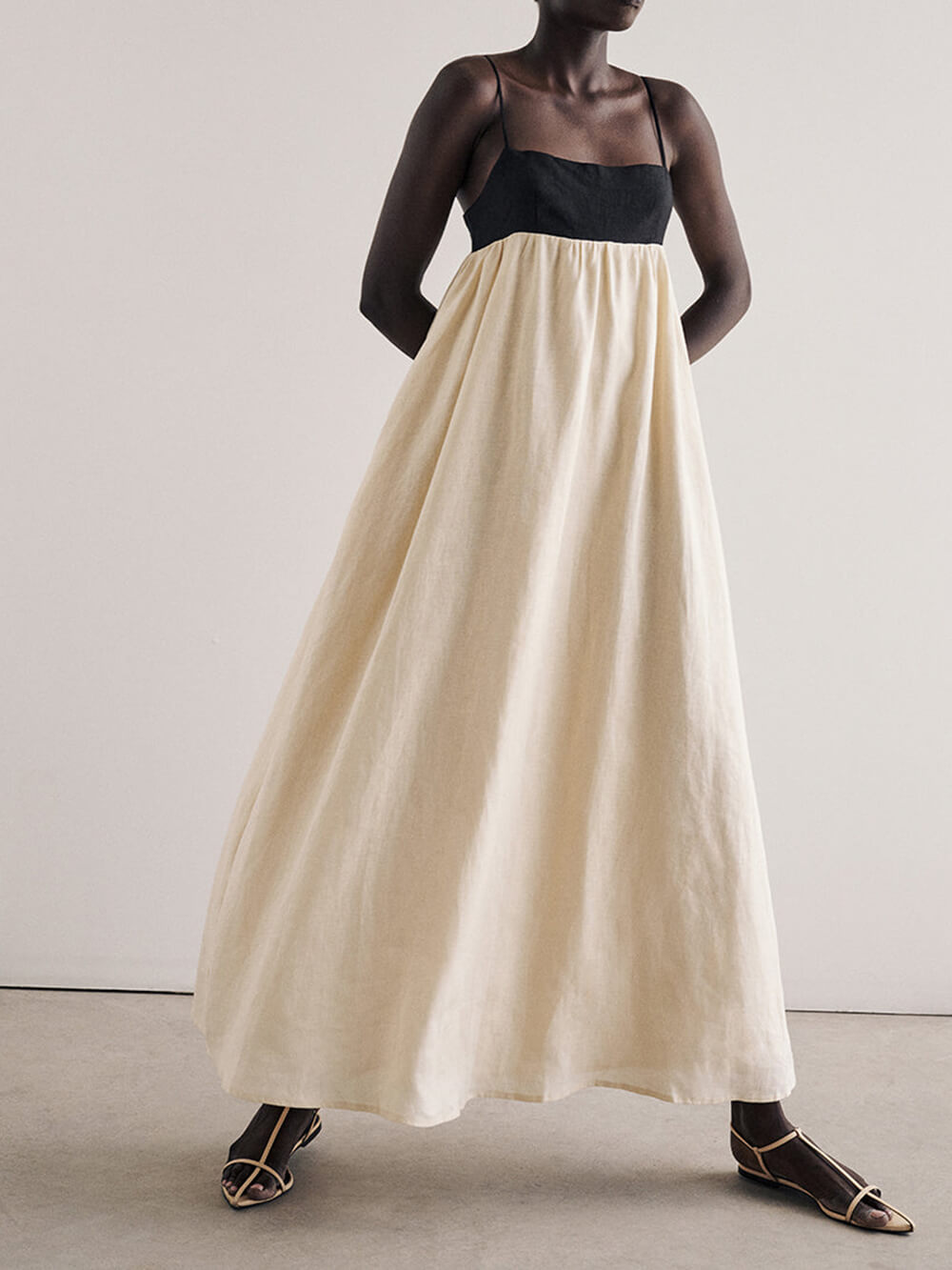 Luźna, czarno-biała, patchworkowa sukienka maxi z szelkami