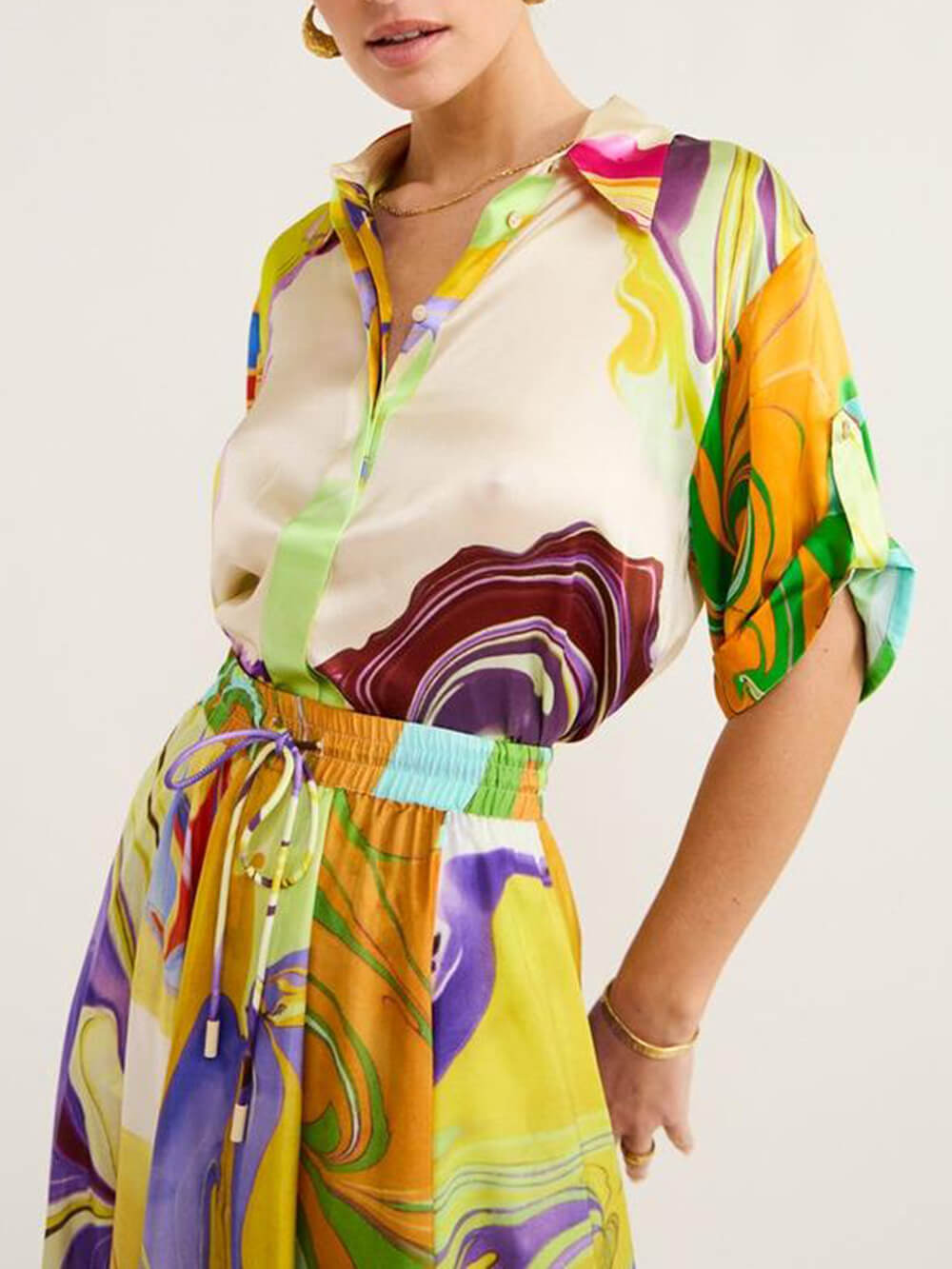 Conjunto moderno de blusa y falda de satén estampado