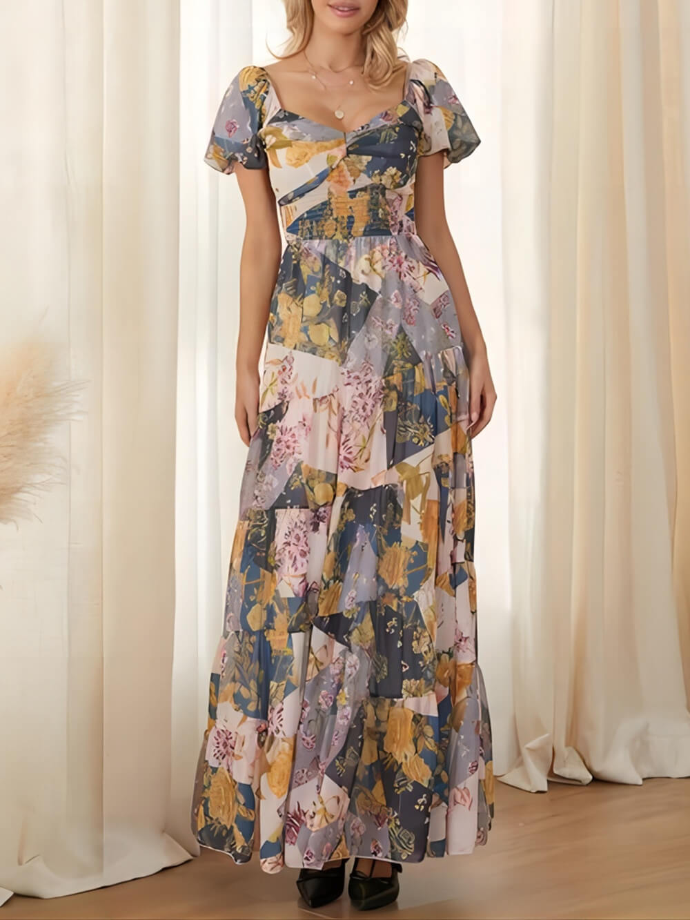 Mooie zongeplooide maxi-jurk met korte mouwen en bladerdeeg