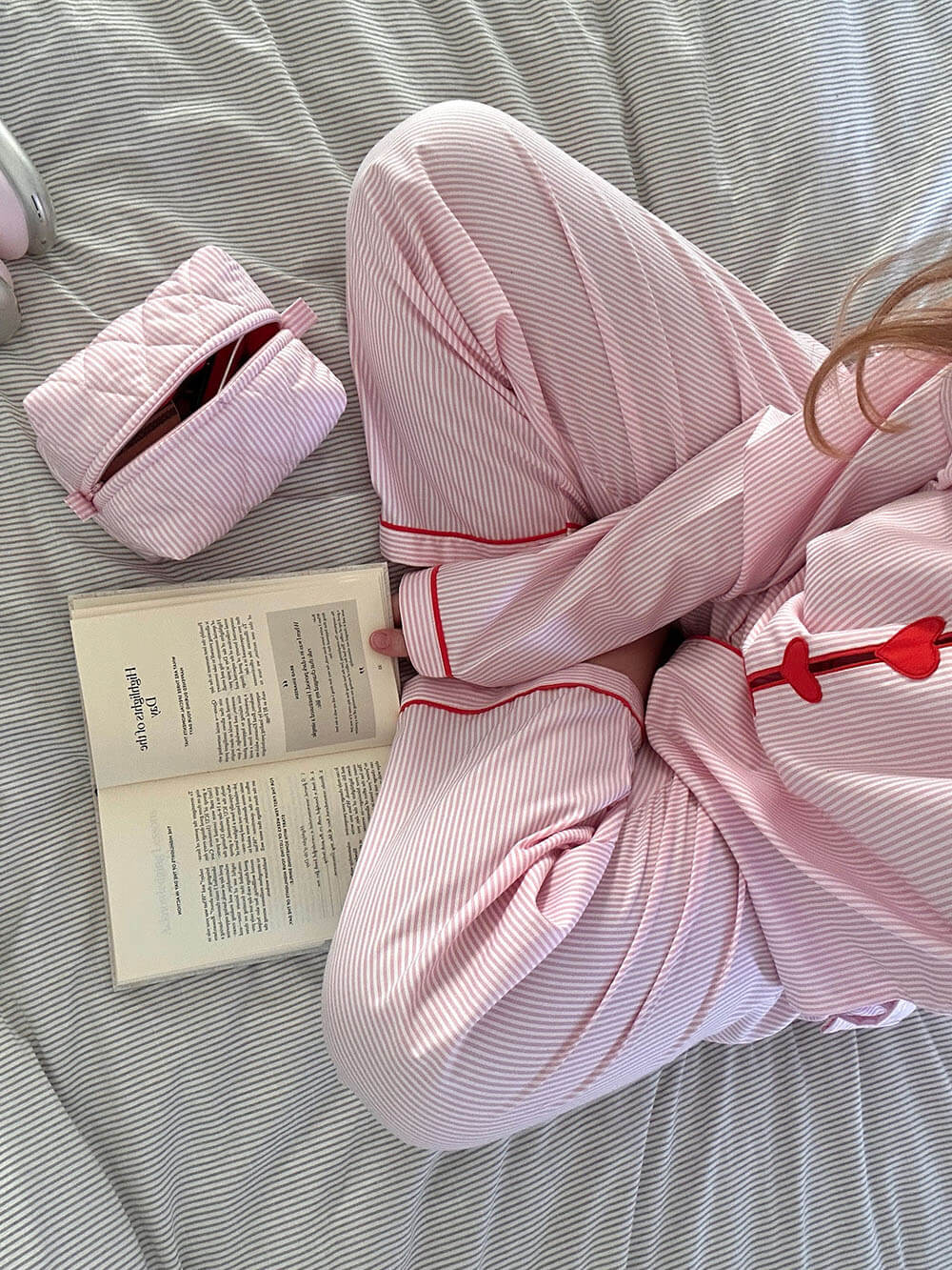 Tyttö Love Pyjama vaaleanpunaisilla raidoilla