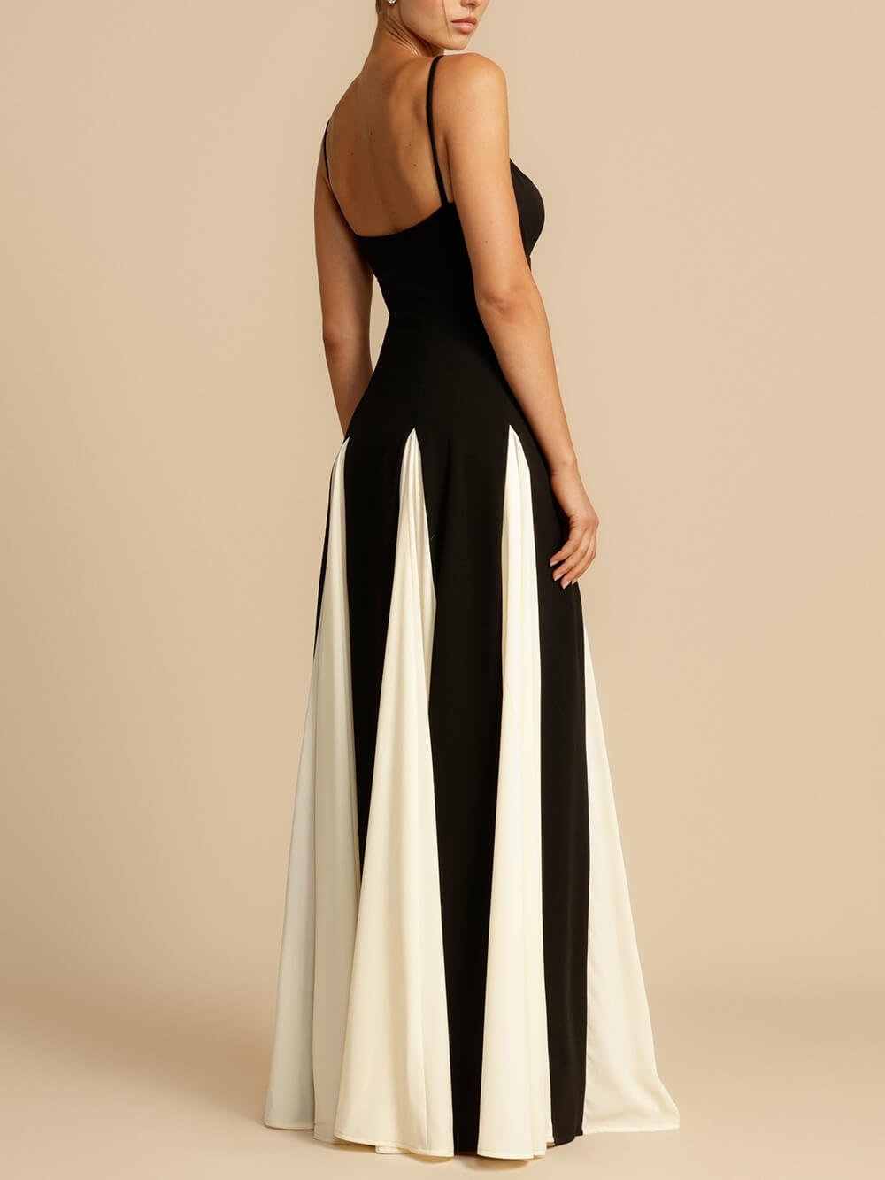 Elegancka sukienka maxi z tiulowymi panelami i dekoltem w kształcie litery A