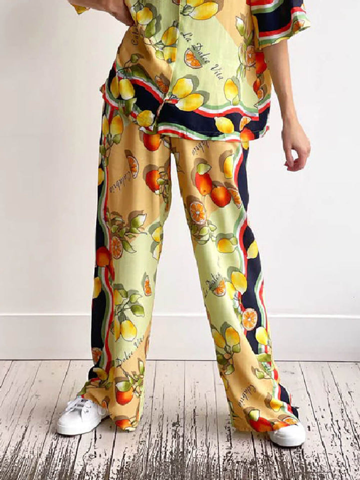 Modernit Sitruunakuvioiset leveälahkeiset housut