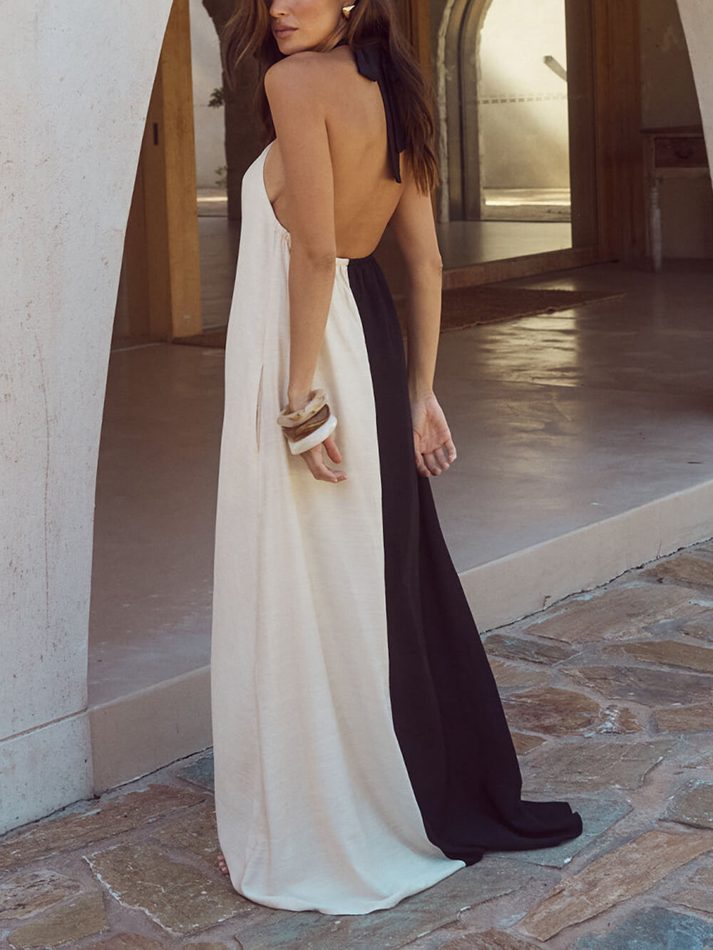 A-lijn maxi-jurk met hangende nek, gedurfde contrasterende kleur en halster met zakken