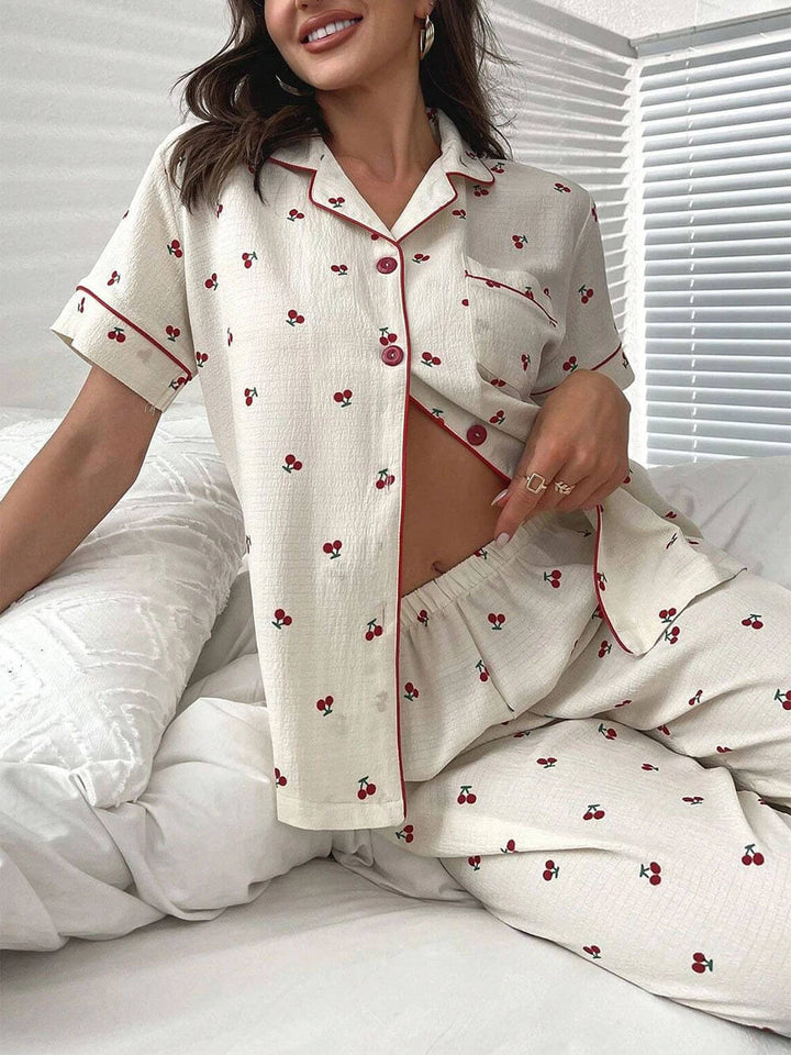 Set pigiama con camicetta e pantaloni con bordino a contrasto con stampa ciliegie