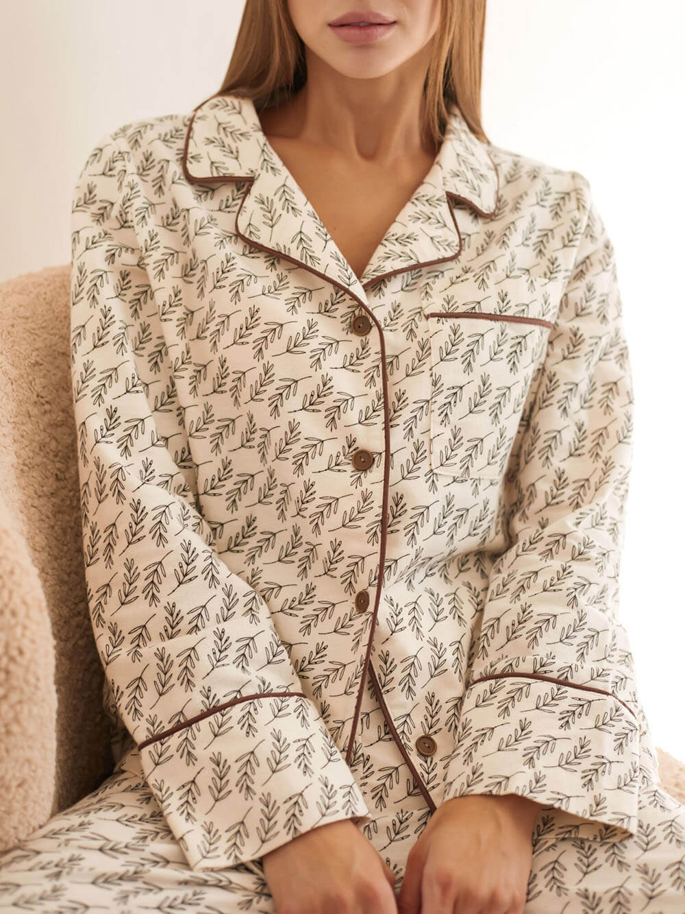 Losvallende pyjamaset met bruine rand en patchwork
