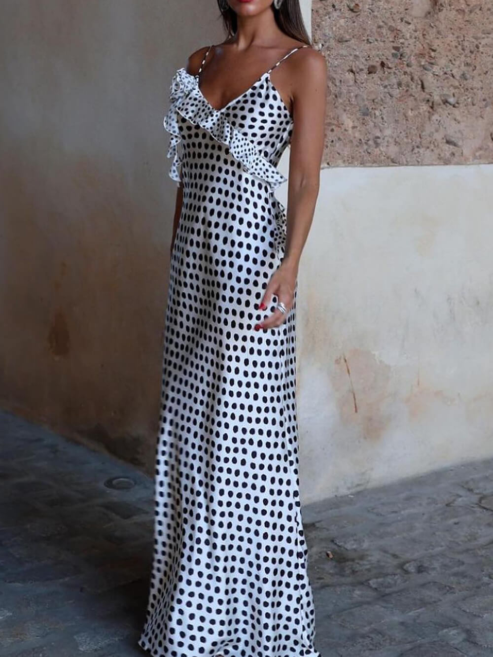فستان ماكسي فانتازيا بطبعة نقاط البولكا وحمالات مكشكشة