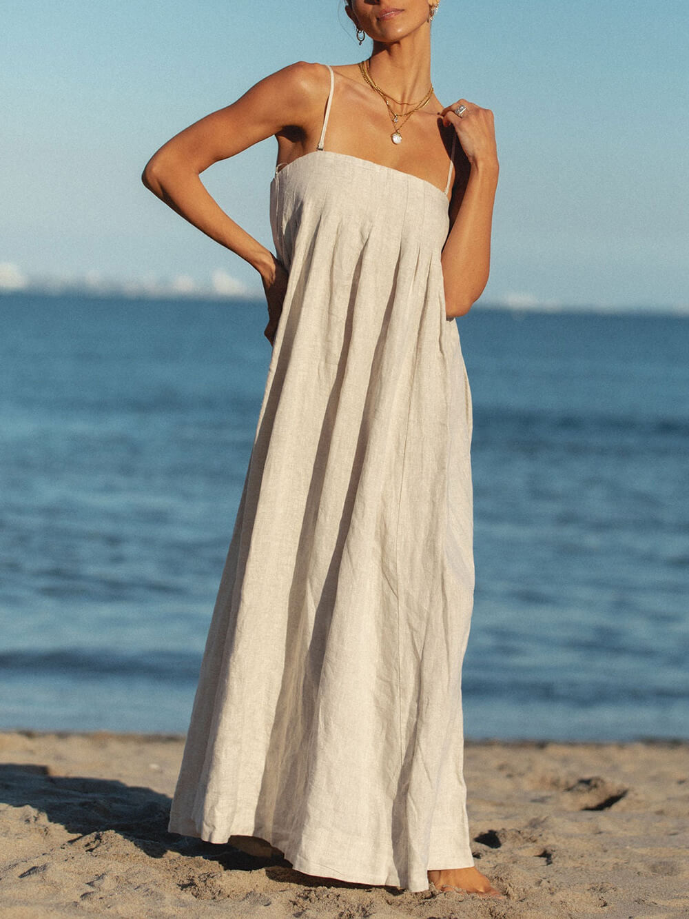 שמלת מקסי פשתן עם רצועות קפלים מחוץ לחוף