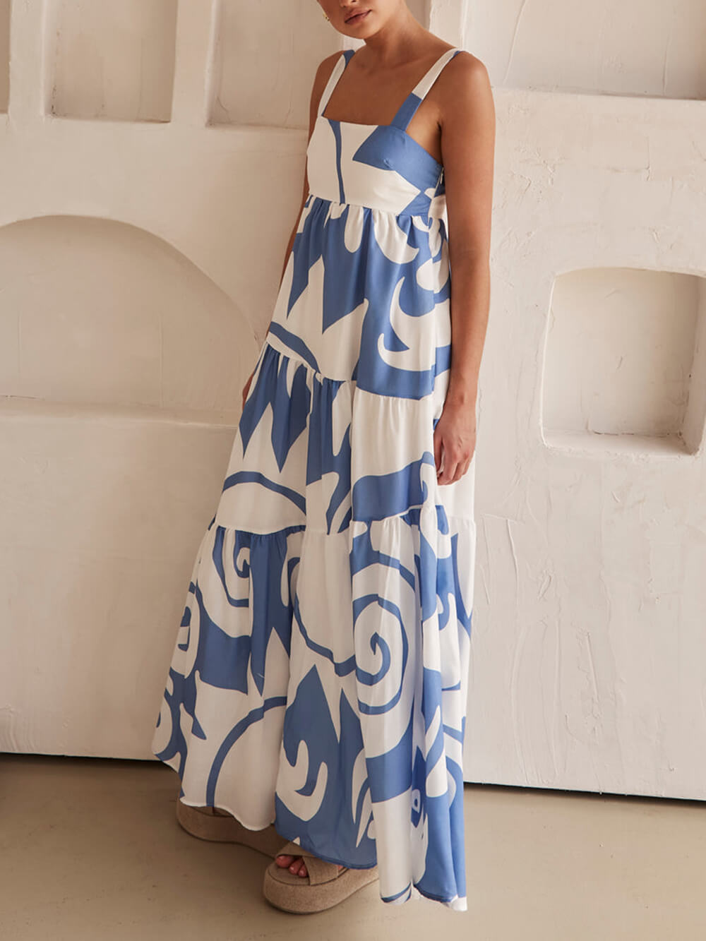 Sukienka maxi w stylu artystycznym z geometrycznym nadrukiem