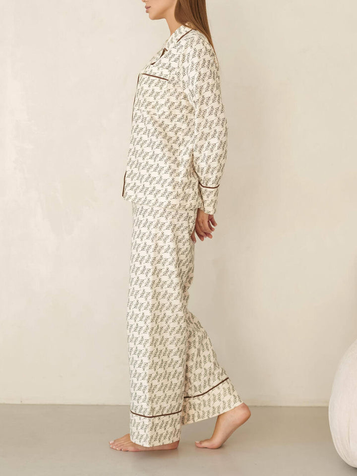 Losvallende pyjamaset met bruine rand en patchwork
