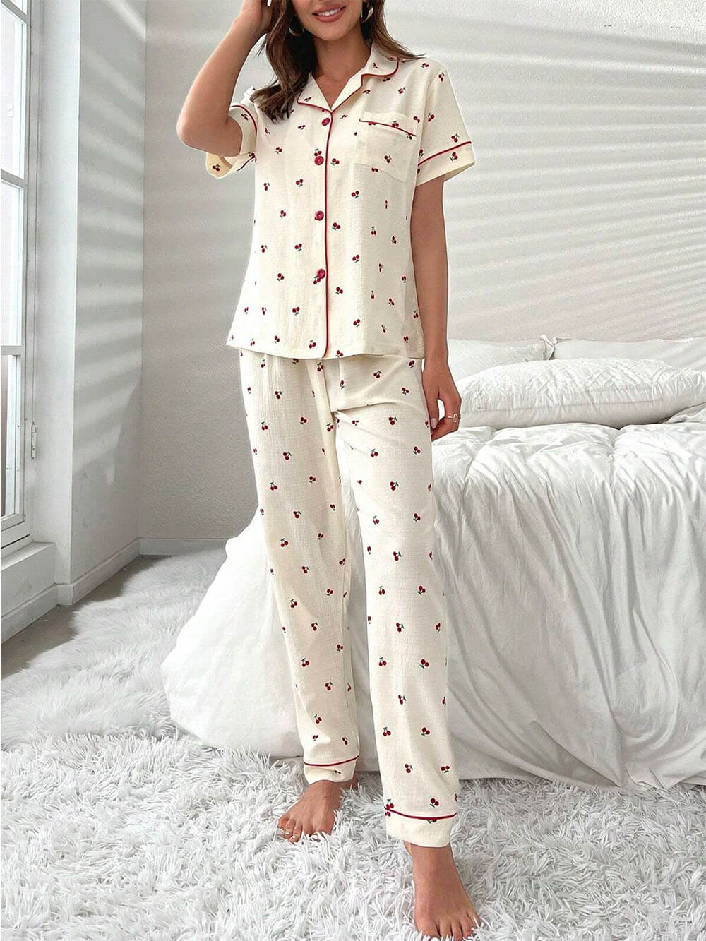 Cherry Print Kontrast Piping Bluse og bukser Pyjamassett