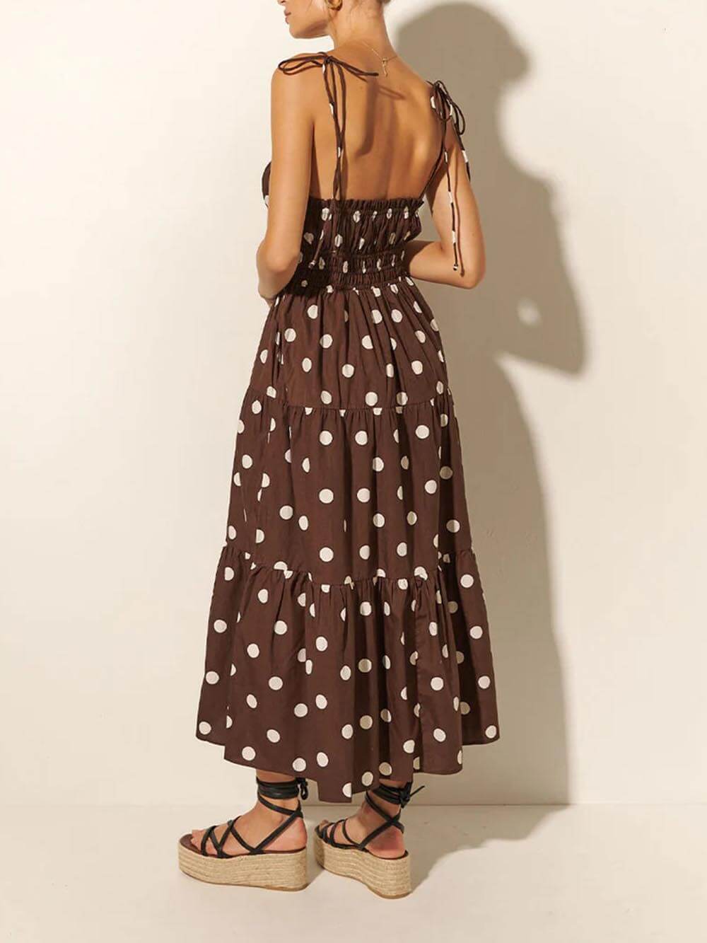 فستان بحزام مطاطي وطبعة نقاط بولكا بلون الشوكولاتة والعاج