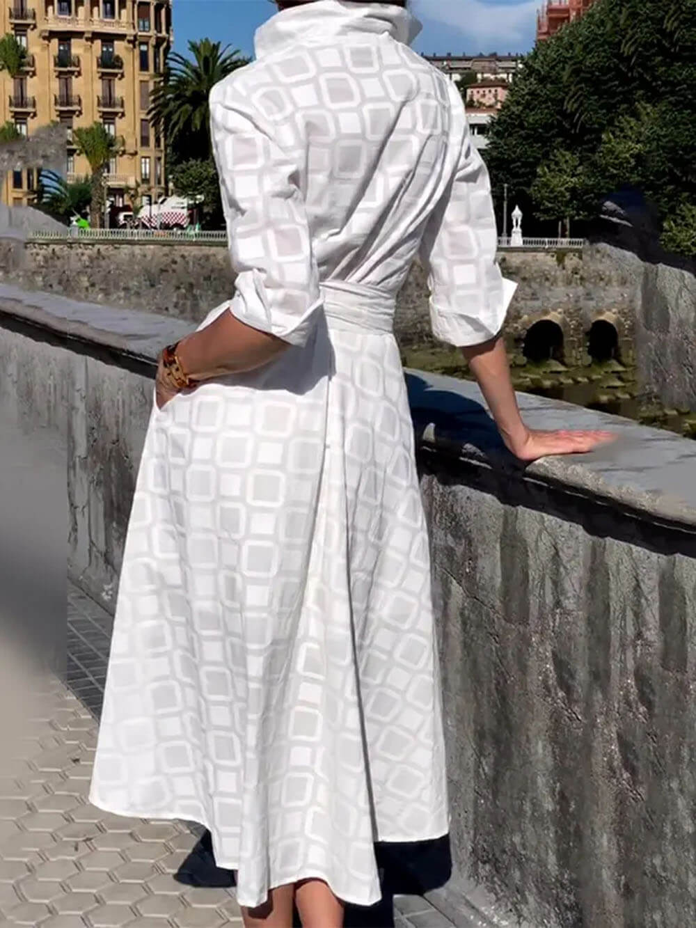 Midi-jurk met geruite print, riem, knoopzak en lange mouwen